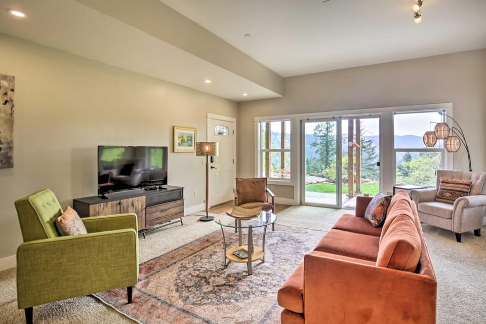 Lovely Canyon View Apartment w/ Patio & Yard Apartment in Willamette Valley