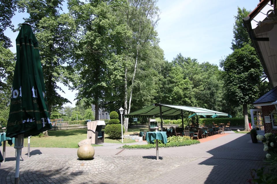 Restaurant/places to eat, Balcony/Terrace, Food and drinks, Food, Garden view, Dinner