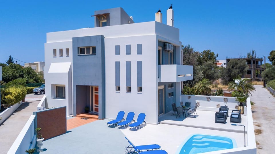Property building, Pool view
