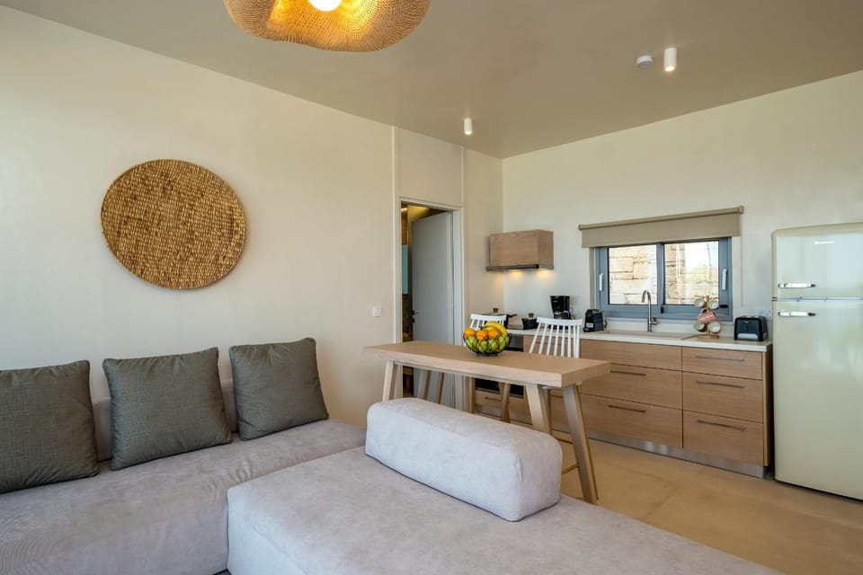 Kitchen or kitchenette, Living room, Seating area, Communal kitchen