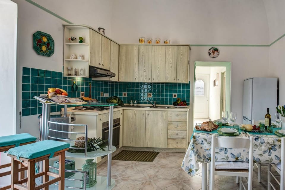 Kitchen or kitchenette, Dining area, dishwasher, oven, pet friendly, stove
