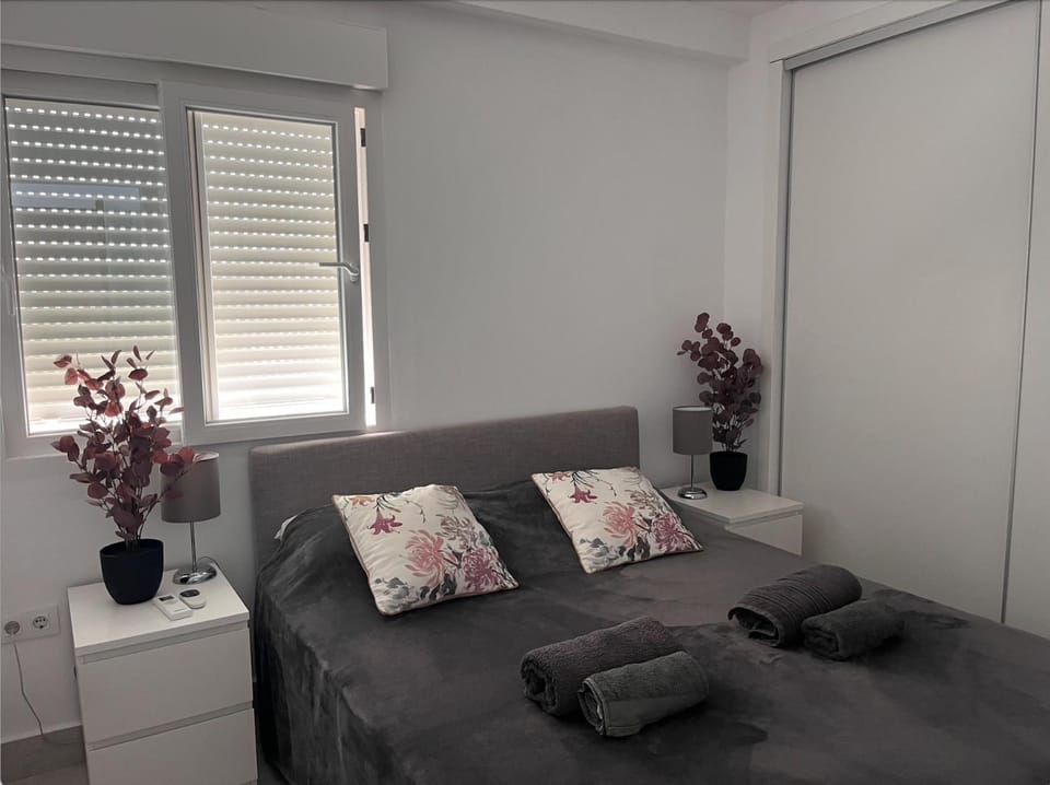 Bedroom, towels