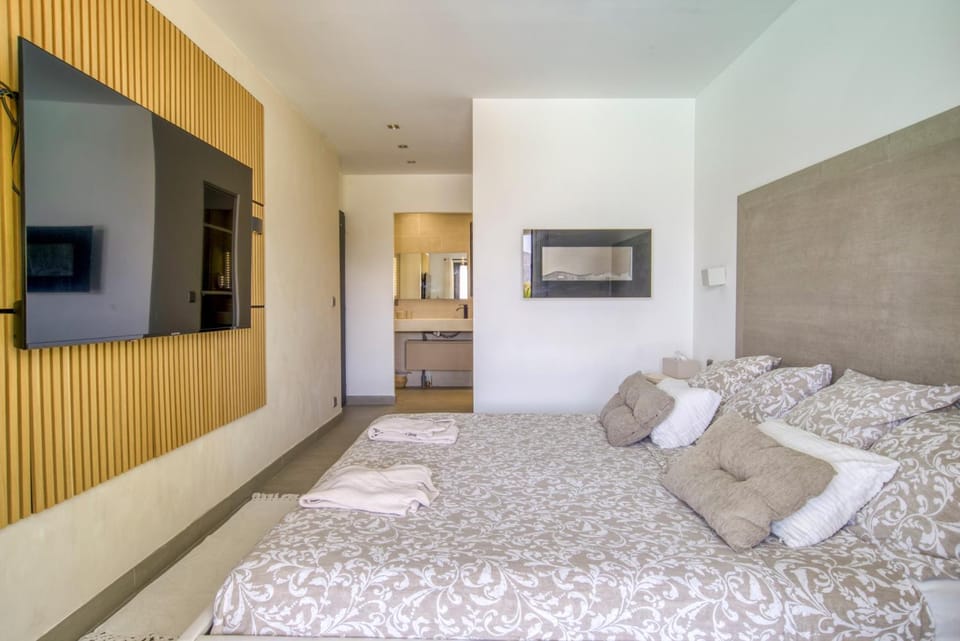 Bed, TV and multimedia, Photo of the whole room, Bedroom, towels