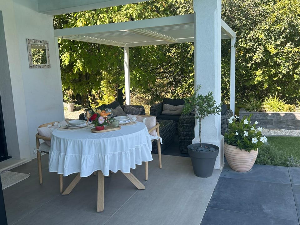 SUITE 20m2 DANS VILLA PISCINE JACUZZI Vacation rental in French Riviera