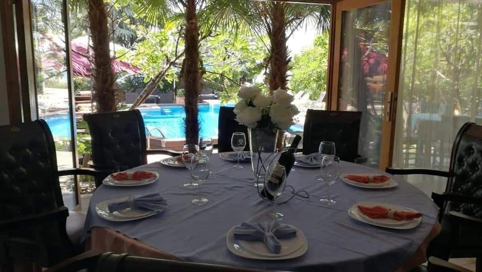 Restaurant/places to eat, Dining area