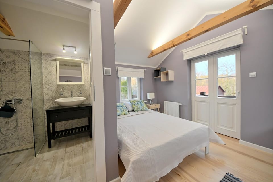 Bed, Bathroom, Photo of the whole room, Bedroom