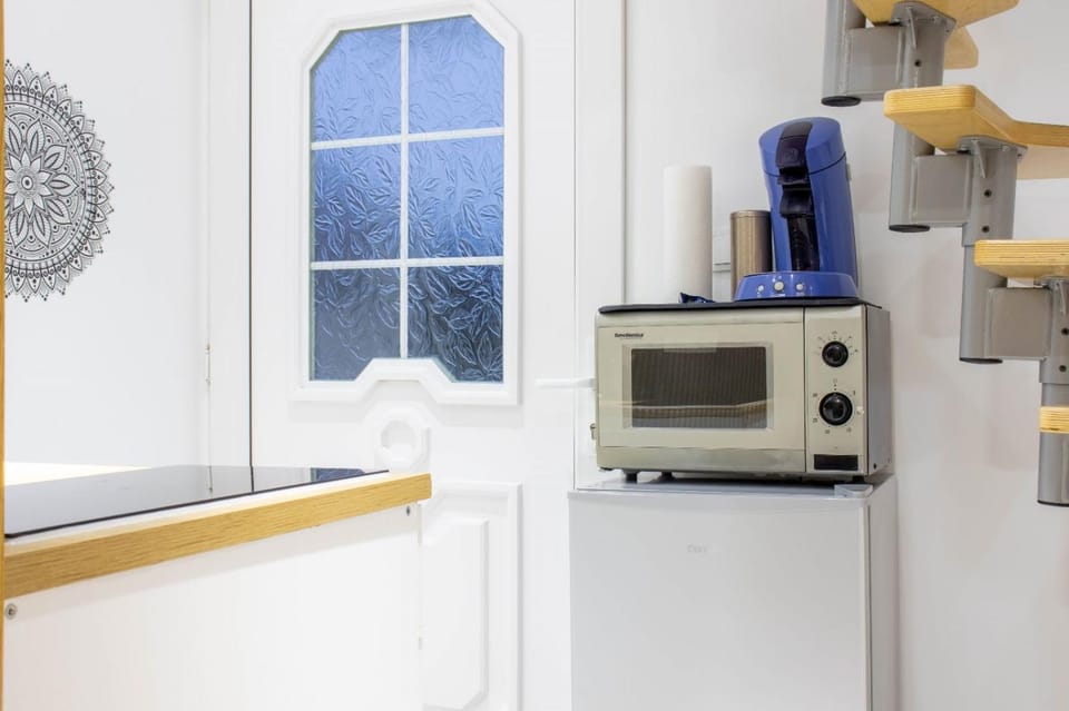 Kitchen or kitchenette, minibar
