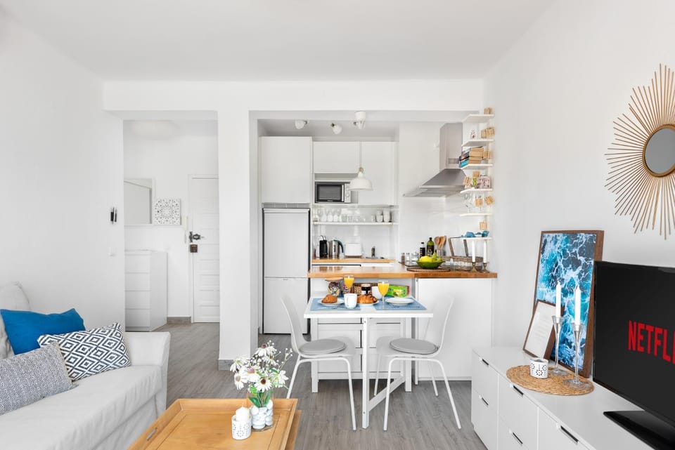 Kitchen or kitchenette, Living room, Seating area, Dining area