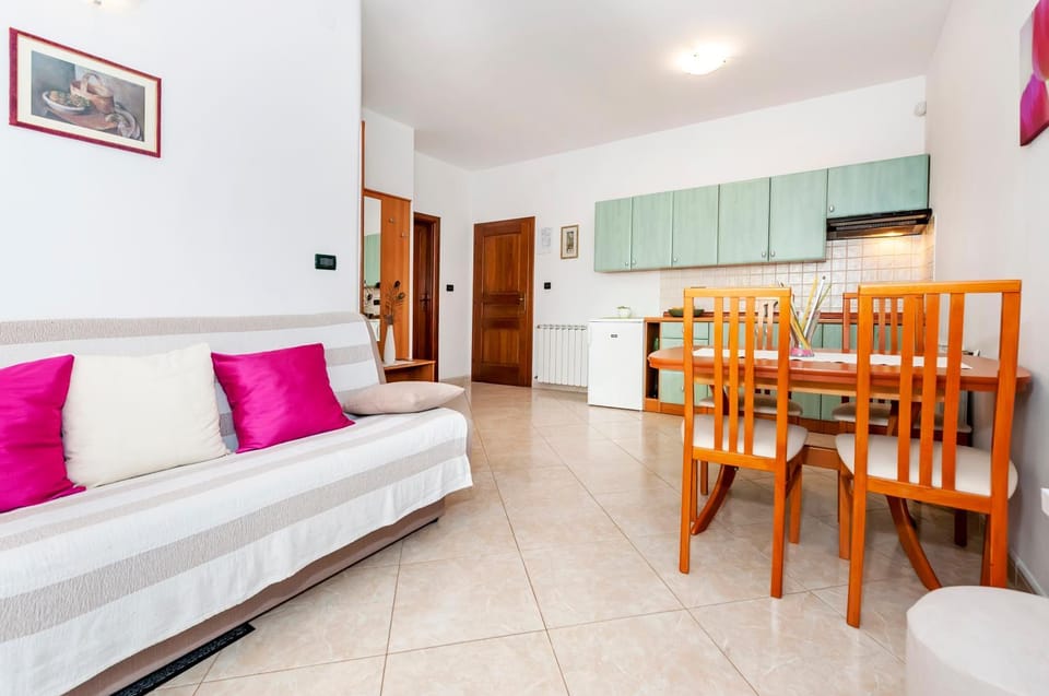 Kitchen or kitchenette, Living room, Seating area, Dining area