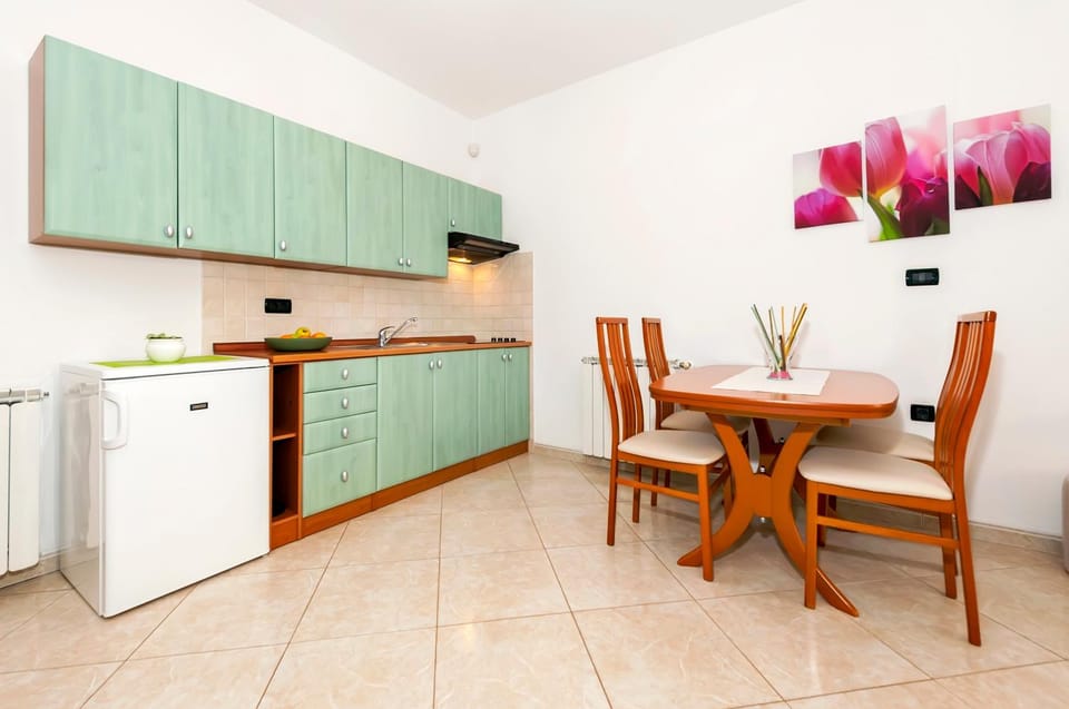 Kitchen or kitchenette, Dining area