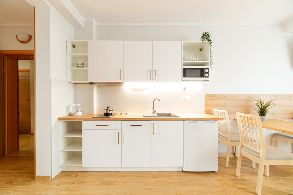 Kitchen or kitchenette, Dining area, dishwasher, minibar, stove