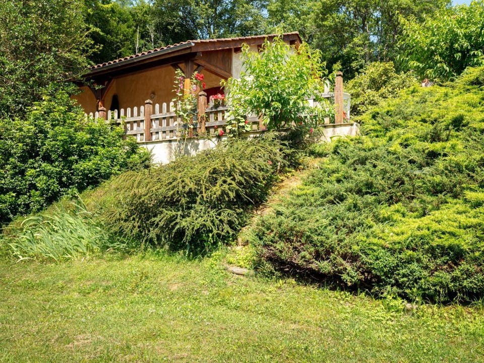 Maison Périgourdine avec Jardin, Terrasse et Accès Wifi à 3.5 km des Eyzies de Tayac - FR-1-616-131 House in Occitanie