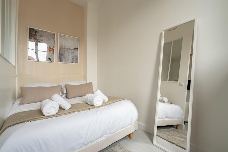 Bed, Bedroom, towels
