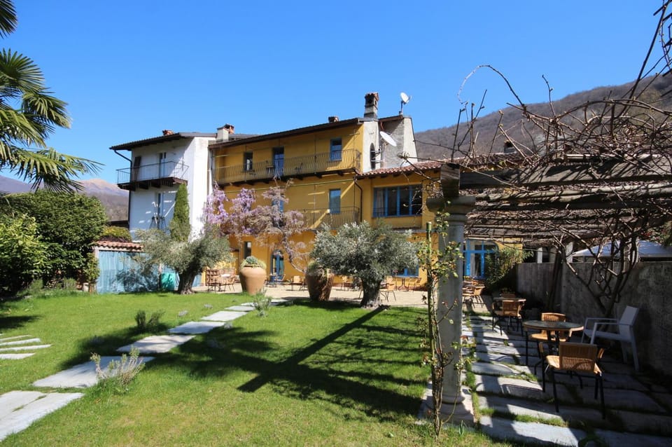 BB Romantico Palazzo dei Ulivi Bed and Breakfast in Canton of Ticino