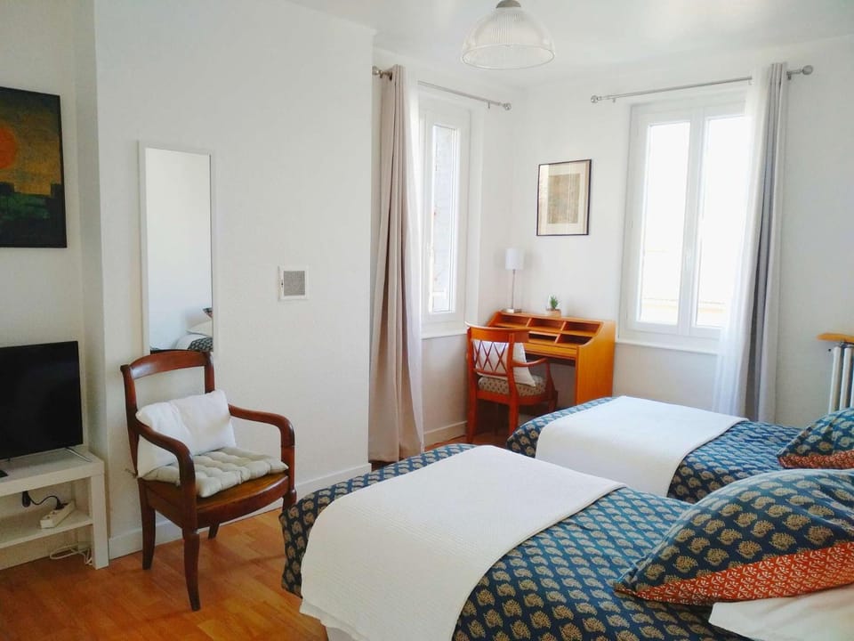Photo of the whole room, Bedroom