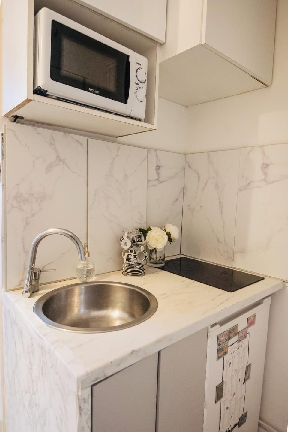 Kitchen or kitchenette, minibar, stove