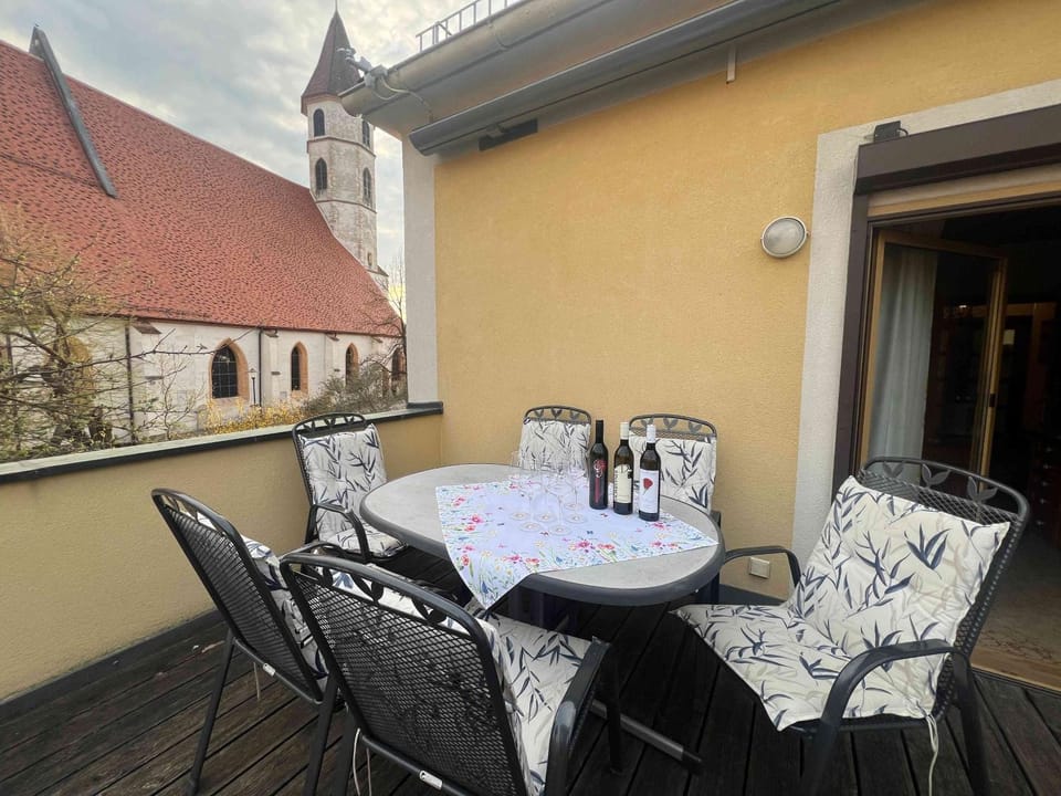 Balcony/Terrace, Dining area, Landmark view