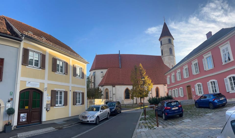 Property building, Nearby landmark, Neighbourhood, City view, Street view, Location, Parking