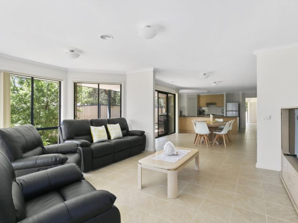 Stones Throw To The Beach House in Melbourne