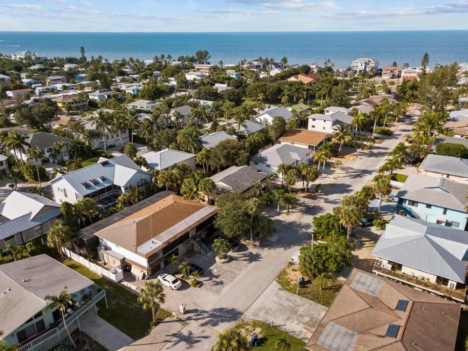 Property building, Bird's eye view, Beach, Beach, Street view