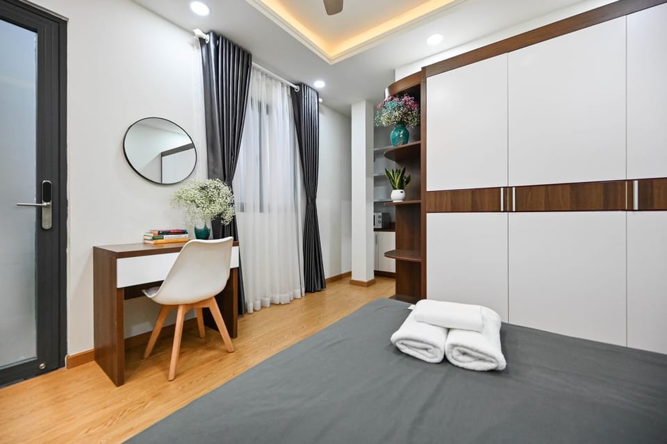 Photo of the whole room, towels, wardrobe