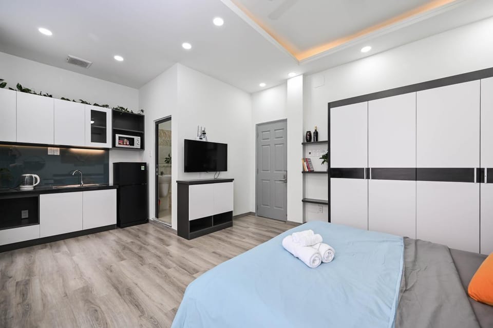 TV and multimedia, Kitchen or kitchenette, Photo of the whole room, Bedroom, minibar, stove, towels, wardrobe