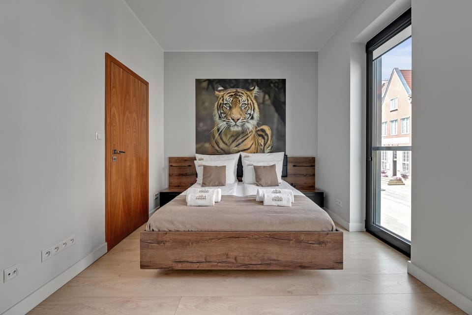Bed, Photo of the whole room, Seating area, Bedroom, towels