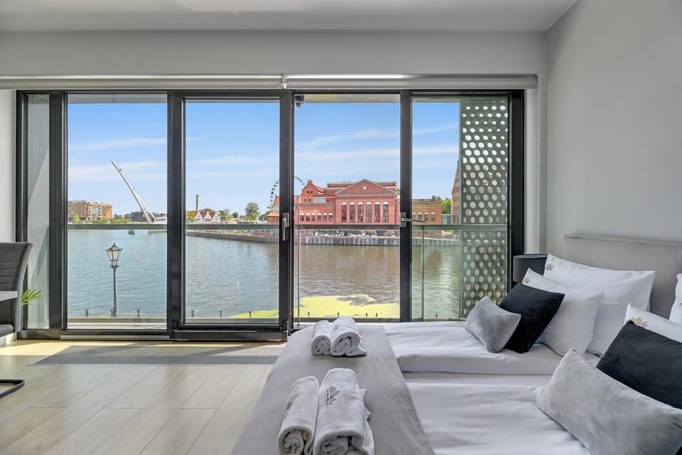 Bed, Natural landscape, View (from property/room), Living room, Photo of the whole room, Seating area, Bedroom, River view, towels