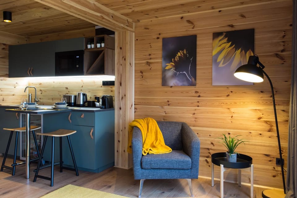 Coffee/tea facilities, Living room, Seating area, Dining area