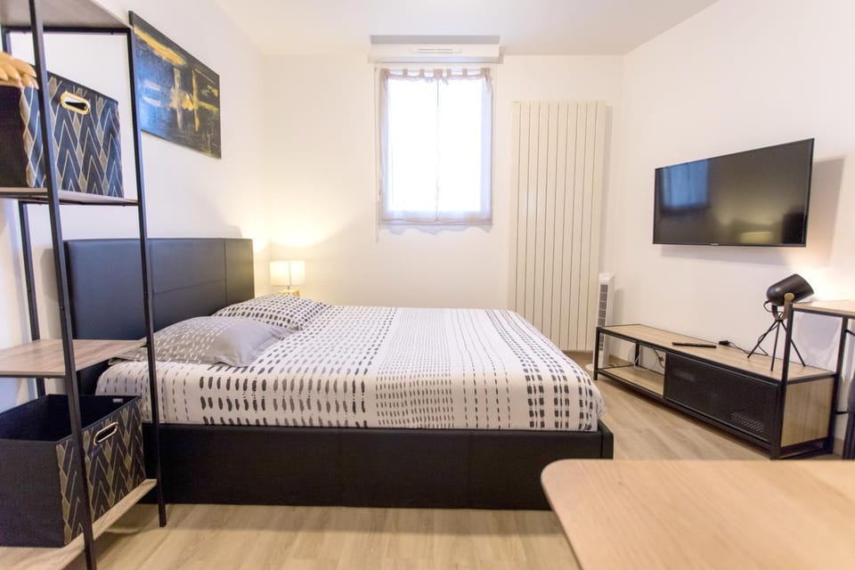 Bed, Photo of the whole room, Bedroom