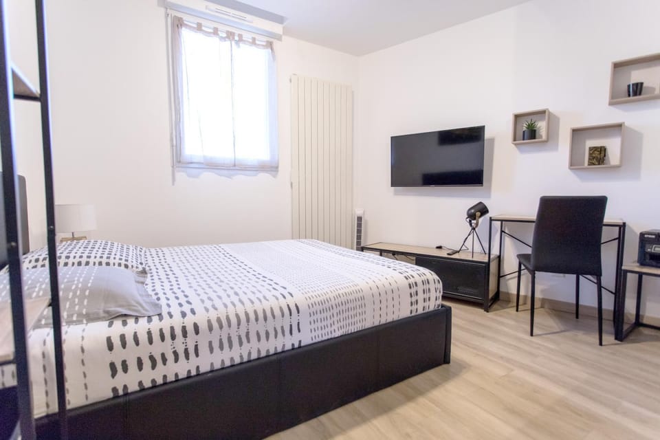 Bed, TV and multimedia, Photo of the whole room, Bedroom, hair dresser