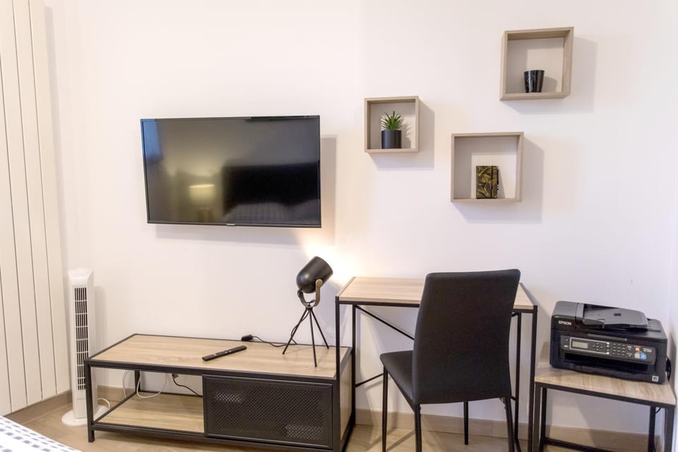 TV and multimedia, Seating area, fireplace