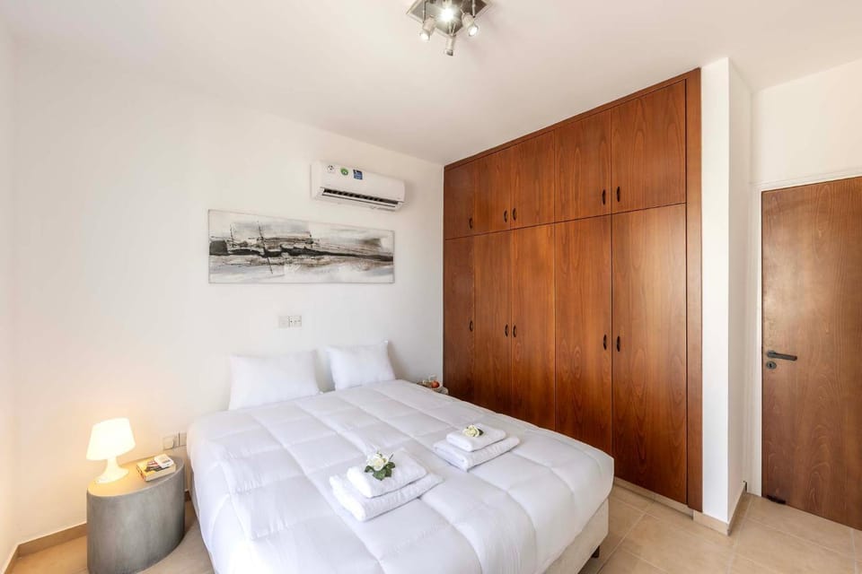 Bed, Photo of the whole room, Bedroom, towels, wardrobe, air conditioner