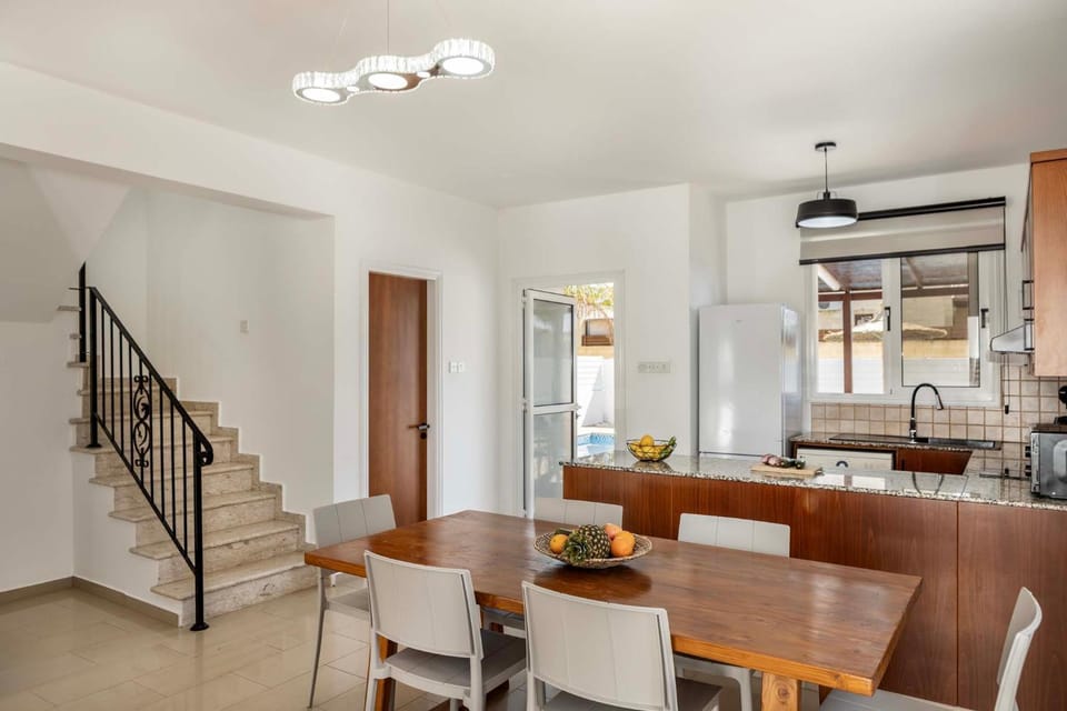 Kitchen or kitchenette, Dining area, dishwasher, minibar, stove