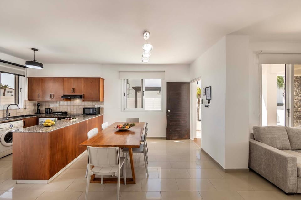Kitchen or kitchenette, Dining area, minibar, oven, stove, toaster
