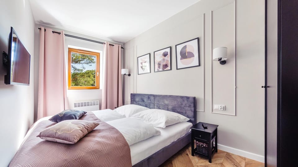Bed, TV and multimedia, Bedroom