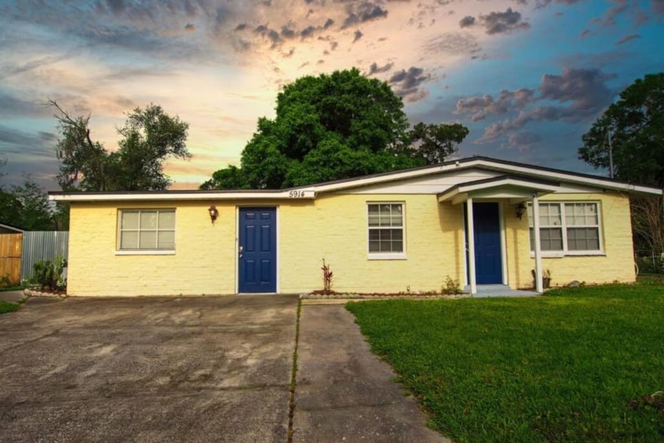 Spacious Family-sized Home in Central Location House in Jacksonville
