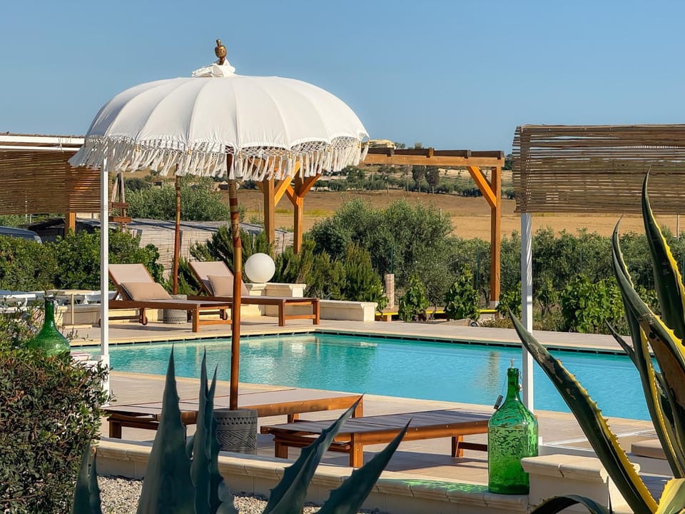 Swimming pool, sunbed