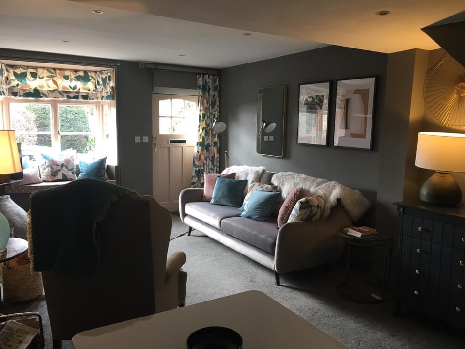 Cosy Lincs Wolds cottage in picturesque Tealby House in West Lindsey District