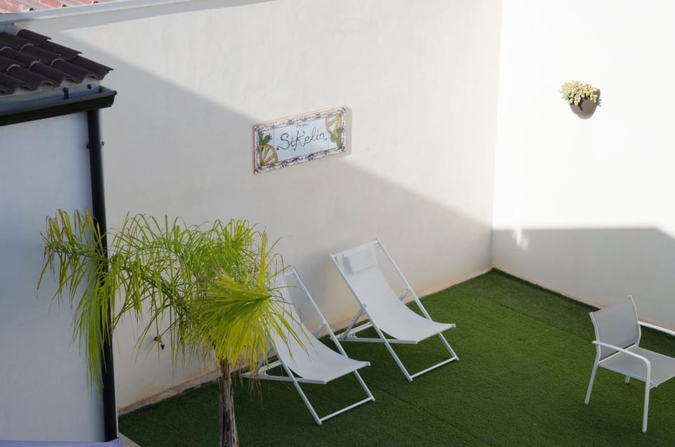 Patio, Day, Garden, Living room, Seating area, Garden view, sunbed