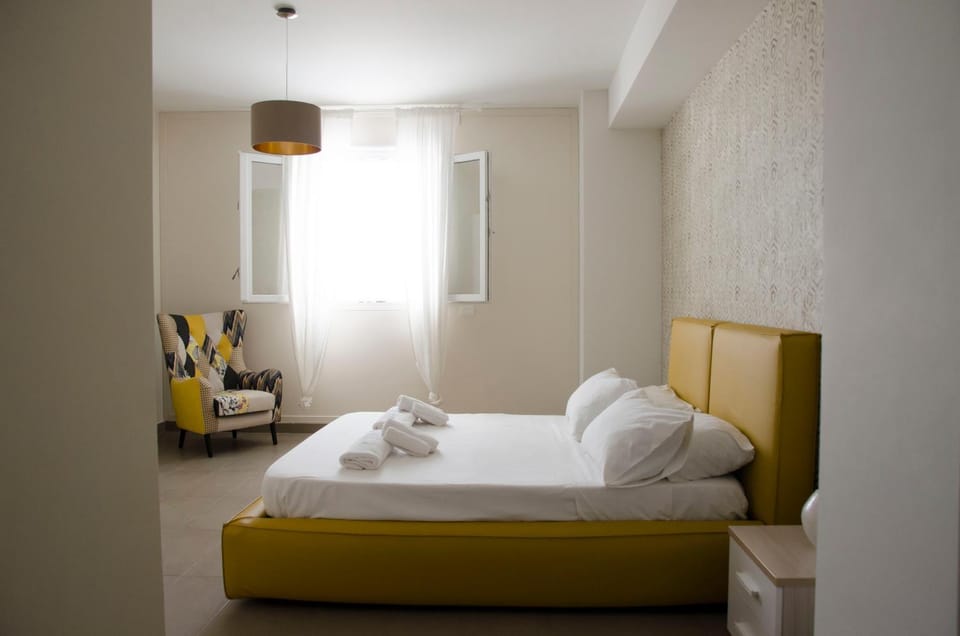 Bed, Living room, Photo of the whole room, Seating area, Bedroom, towels