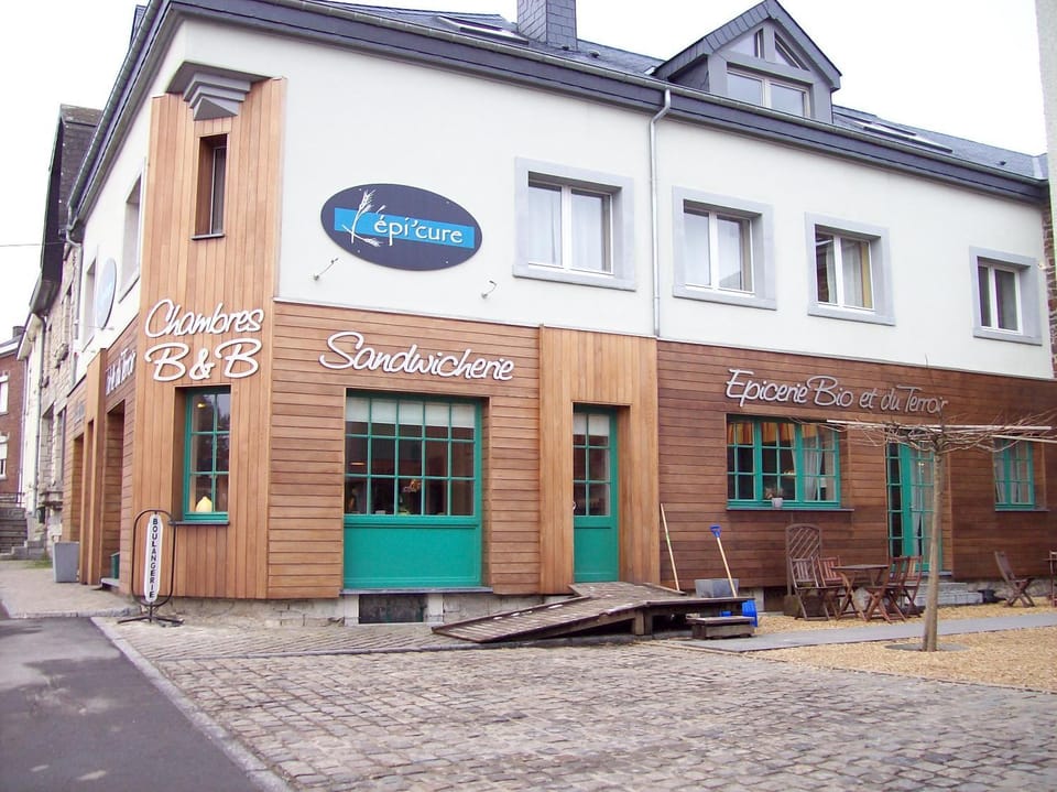 Facade/entrance