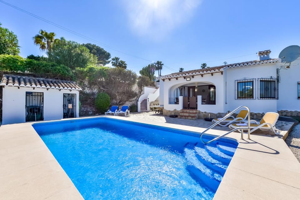 Property building, Swimming pool, sunbed