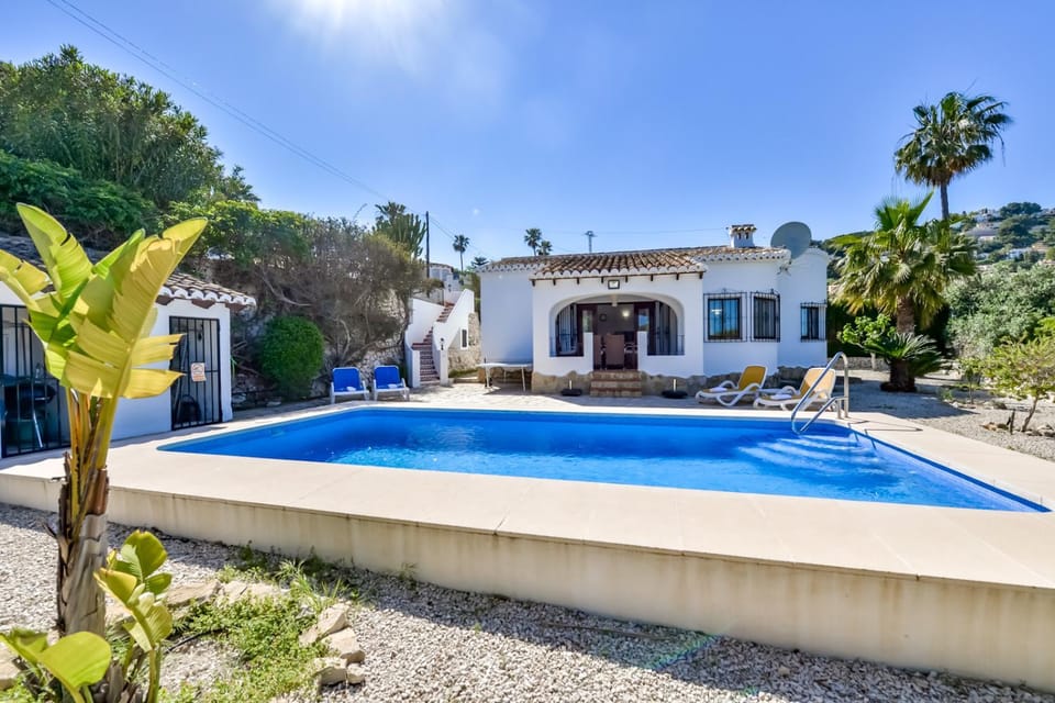 Property building, Swimming pool, sunbed