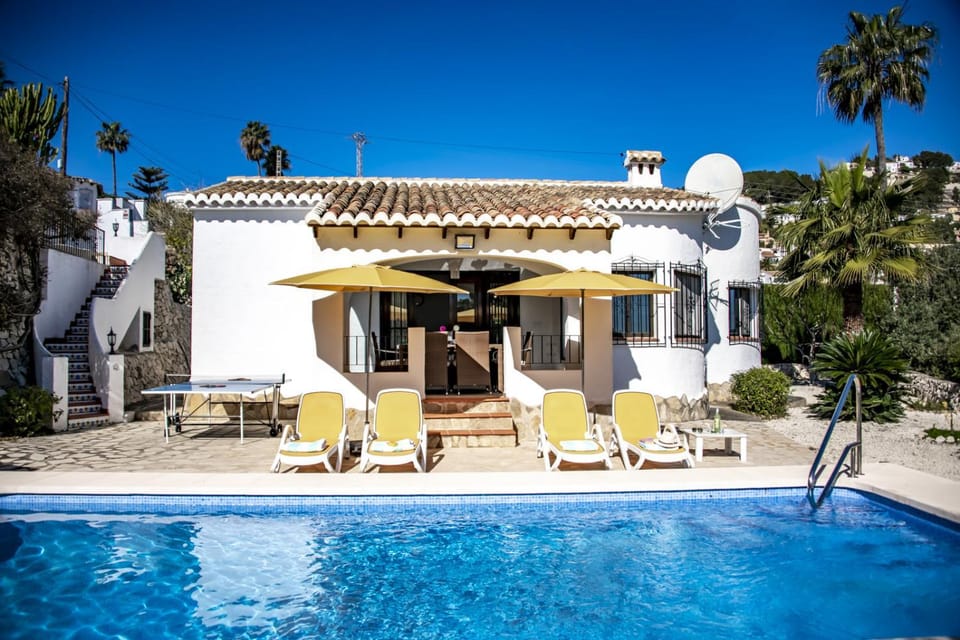 Property building, Swimming pool, sunbed