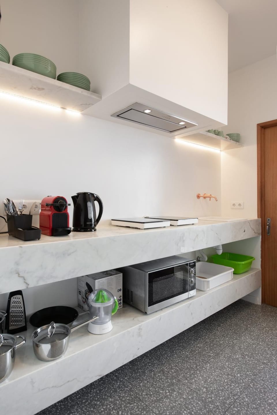 Coffee/tea facilities, stove, toaster