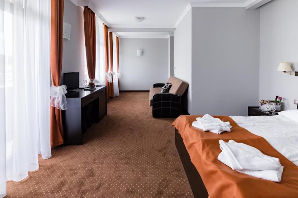 Communal lounge/ TV room, Bed, Bathroom, TV and multimedia, Living room, Photo of the whole room, Bedroom, towels