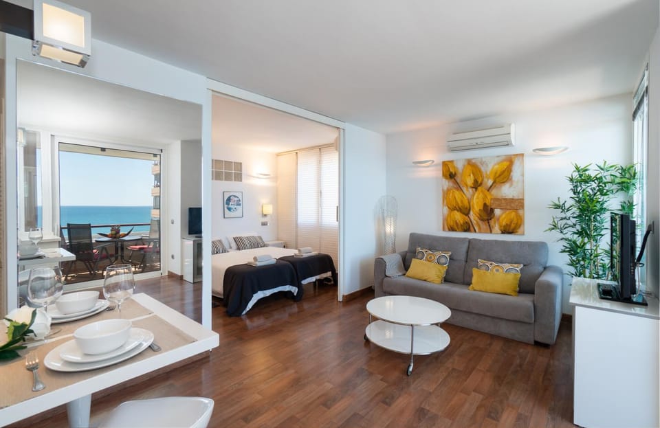Bed, TV and multimedia, Living room, Photo of the whole room, Seating area, Dining area, Bedroom, Sea view