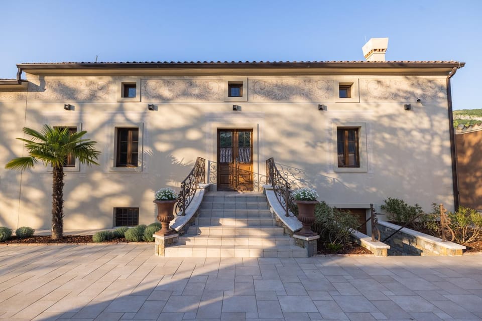 Patio, Facade/entrance