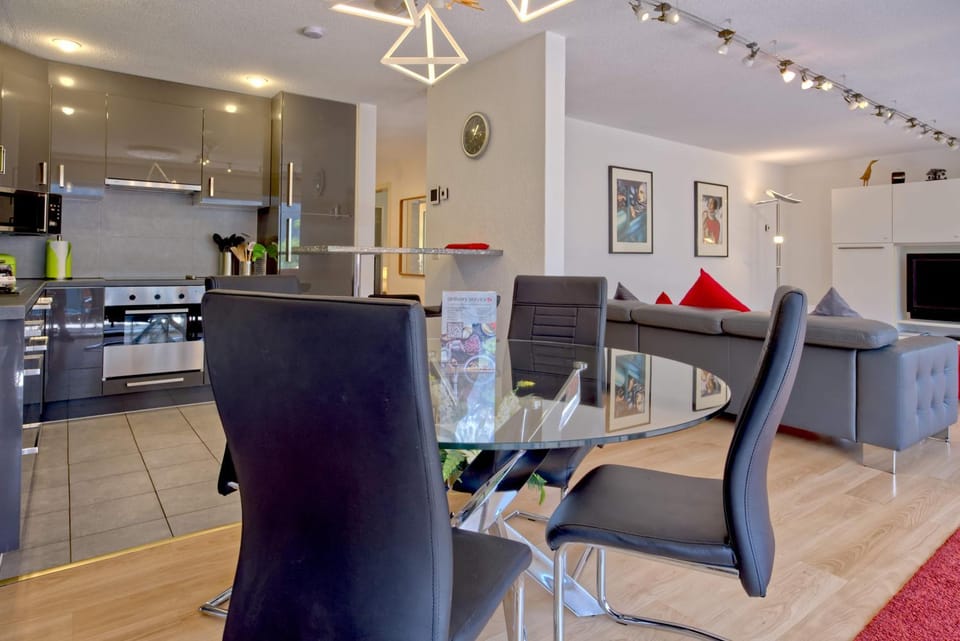 TV and multimedia, Kitchen or kitchenette, Living room, Seating area, Dining area